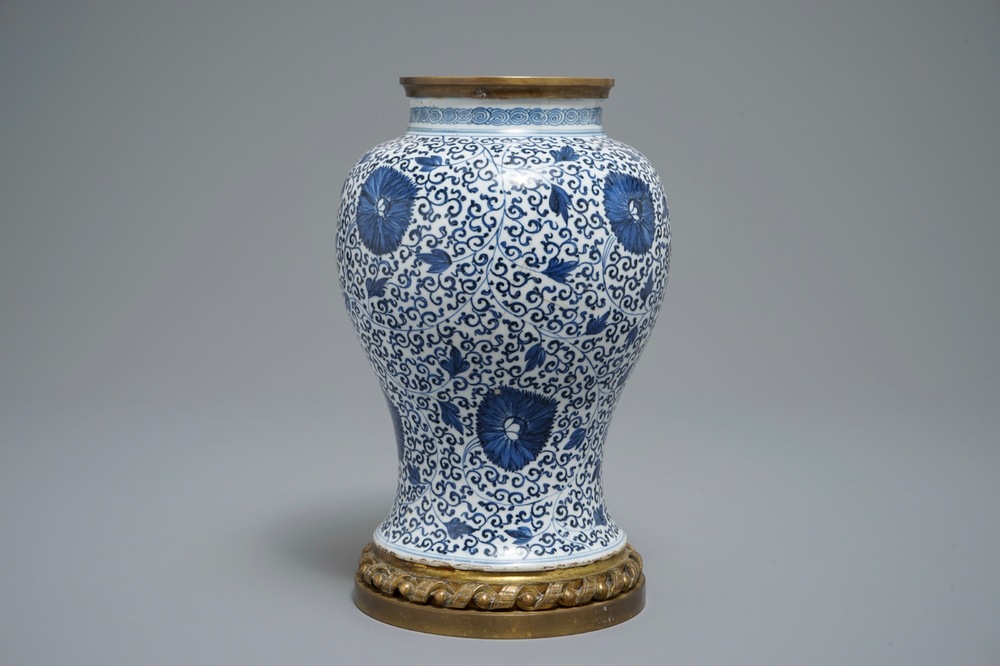 Een Chinese blauwwitte vaas met pioenslingers met montuur in verguld brons, Kangxi