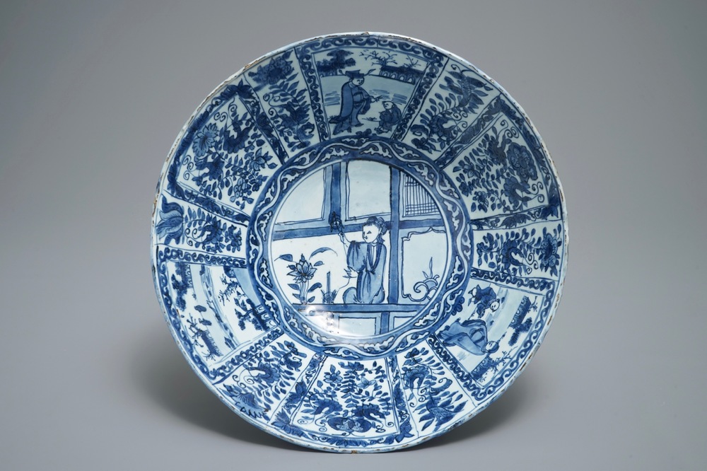 Een grote Chinese blauwwitte kraakporseleinen kom met figuratieve panelen, Wanli