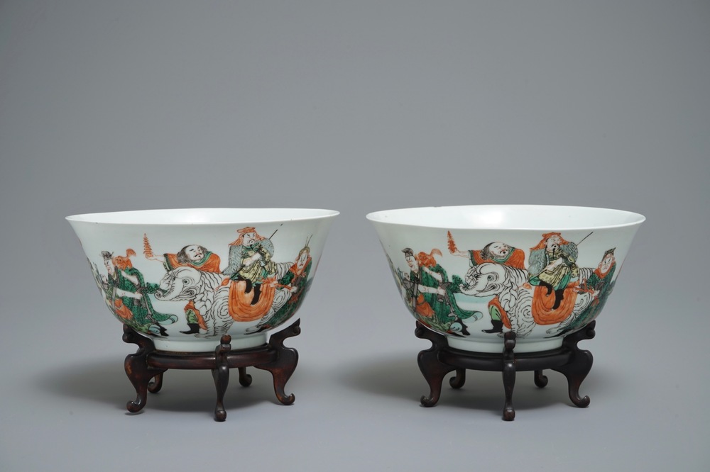 A pair of Chinese famille verte bowls with elephants, 19th C.