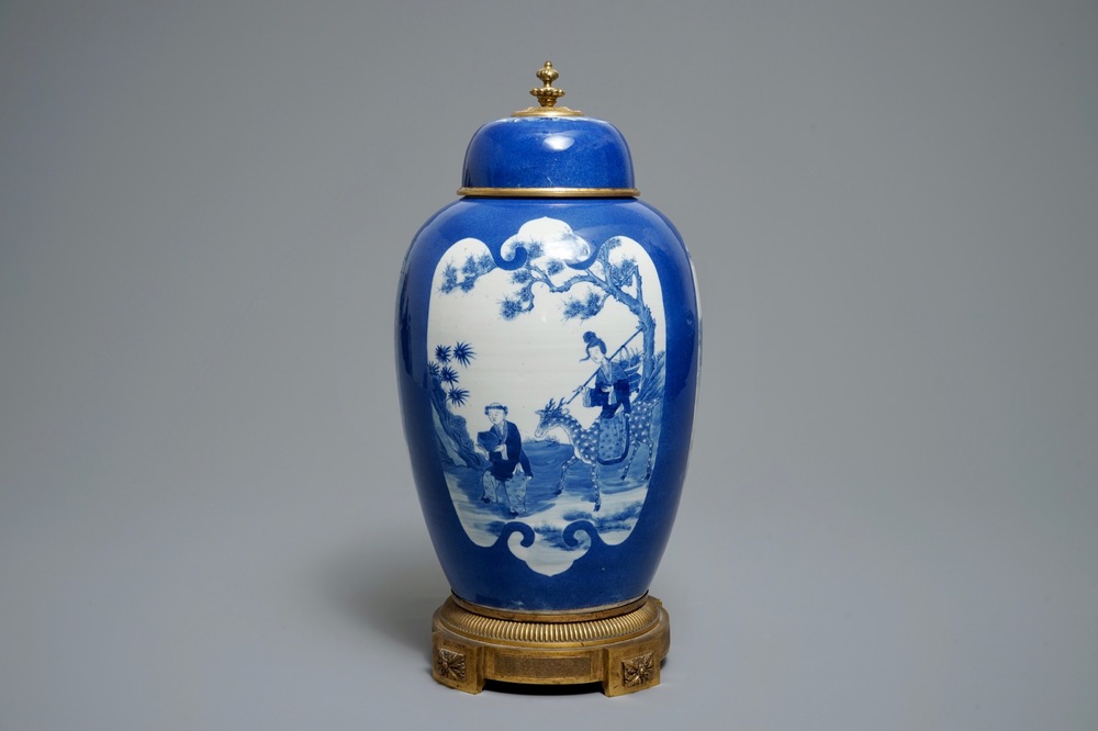 Een Chinese poederblauwe dekselvaas met montuur in verguld brons, 19e eeuw