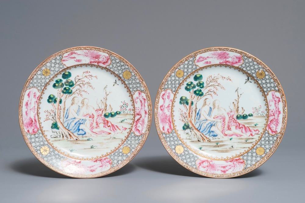 Une paire d'assiettes en porcelaine de Chine famille rose &agrave; d&eacute;cor mythologique d'Acis et Galat&eacute;a, Qianlong