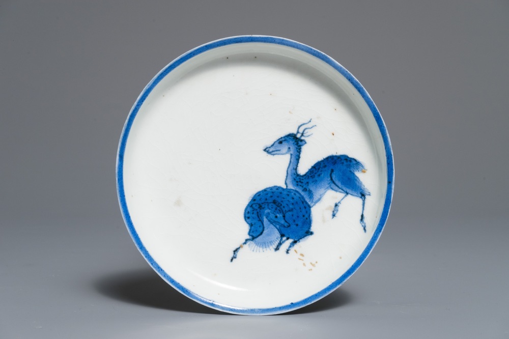 Une coupe en porcelaine bleu et blanc Ai-Kutani de Japon &agrave; d&eacute;cor de deux cerfs, Edo, 17&egrave;me