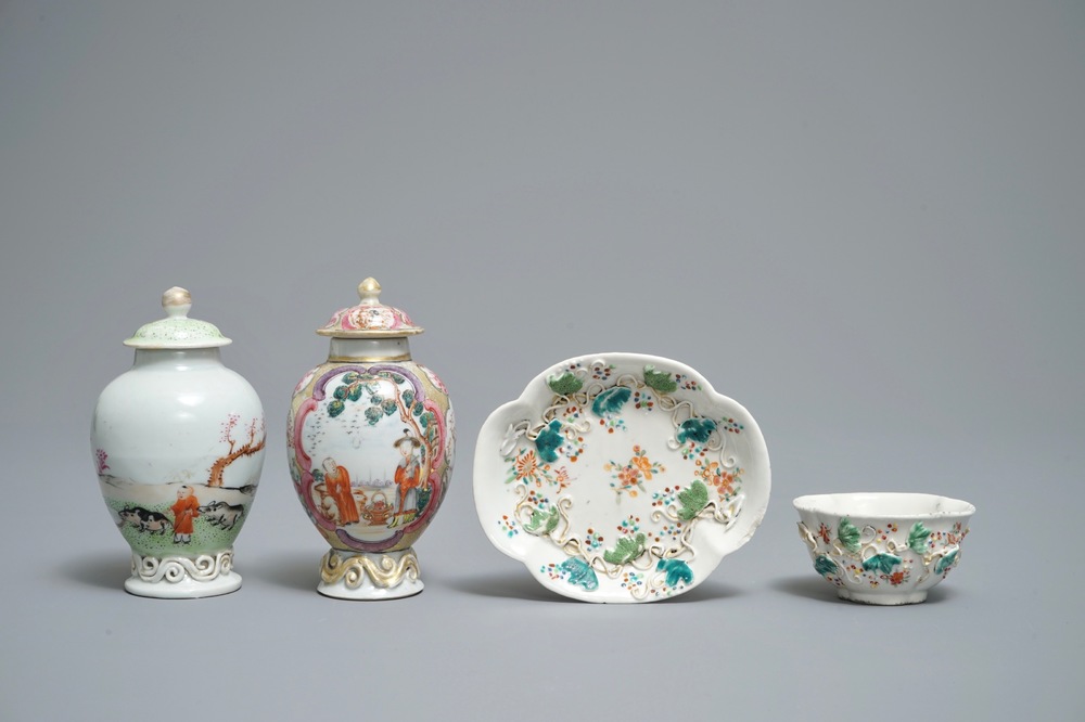 Deux bo&icirc;tes &agrave; th&eacute; et une tasse et soucoupe &agrave; d&eacute;cor en relief en porcelaine de Chine famille rose, Yongzheng/Qianlong