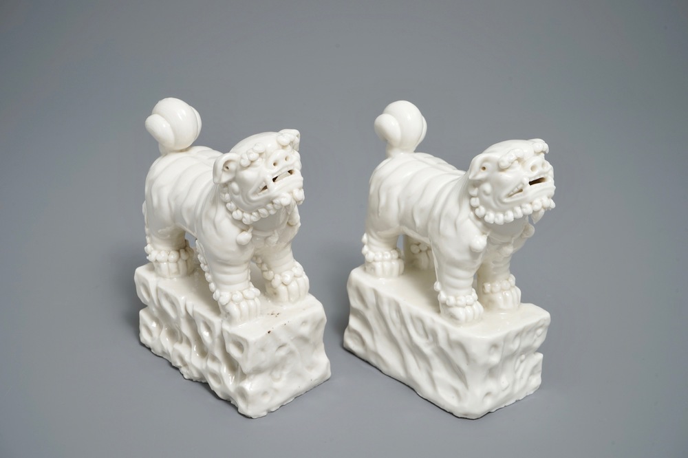 Une paire de chiens de temple en porcelaine blanc de Chine de Dehua, 19&egrave;me