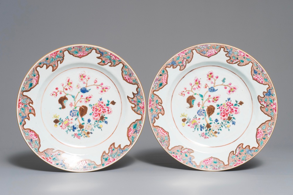 Une paire de plats en porcelaine de Chine famille rose &agrave; d&eacute;cor floral, Yongzheng/Qianlong