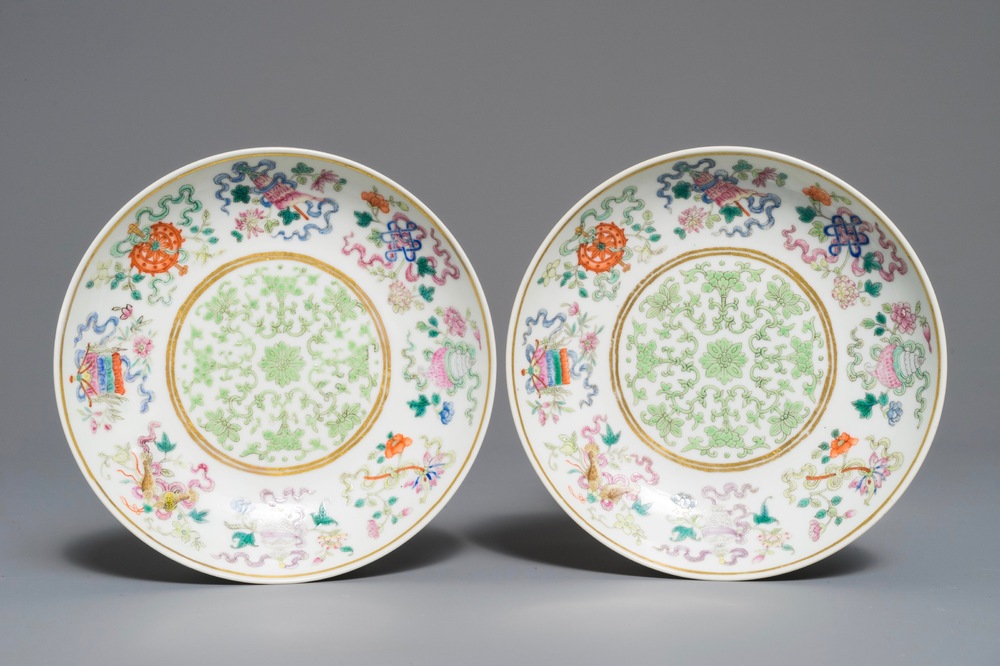 Une paire de coupes en porcelaine de Chine famille rose aux d&eacute;cor Baijixiang, marque et &eacute;poque de Tongzhi