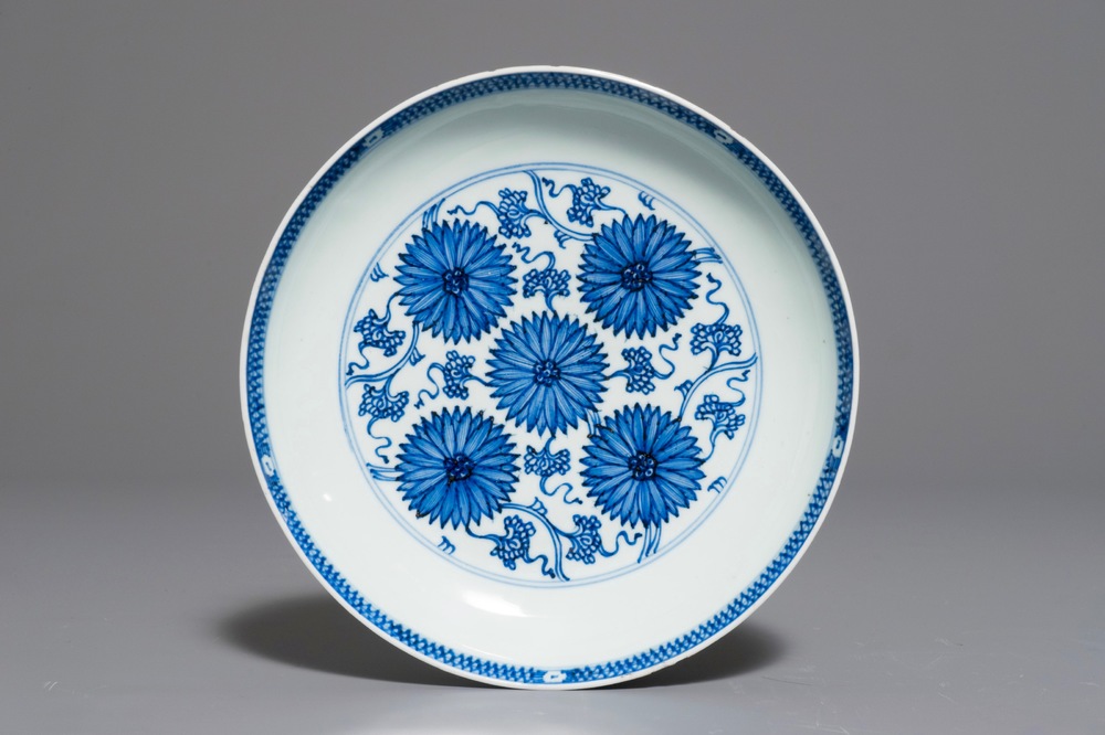 Une assiette en porcelaine de Chine bleu et blanc, Kangxi/Yongzheng