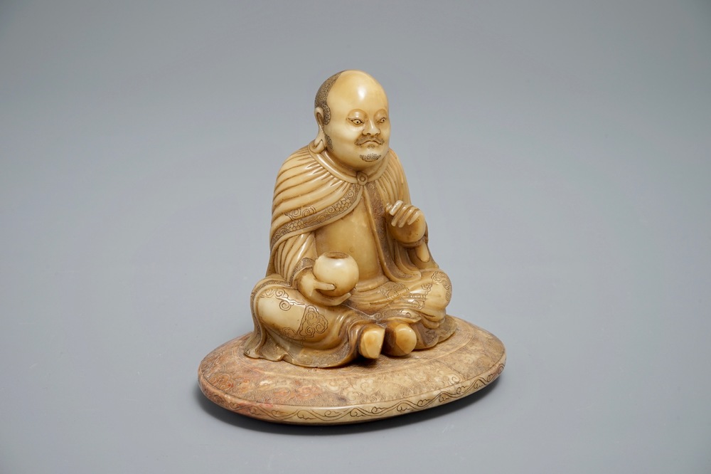 A Chinese carved Shoushan soapstone figure on inscribed base, 19/20th C.