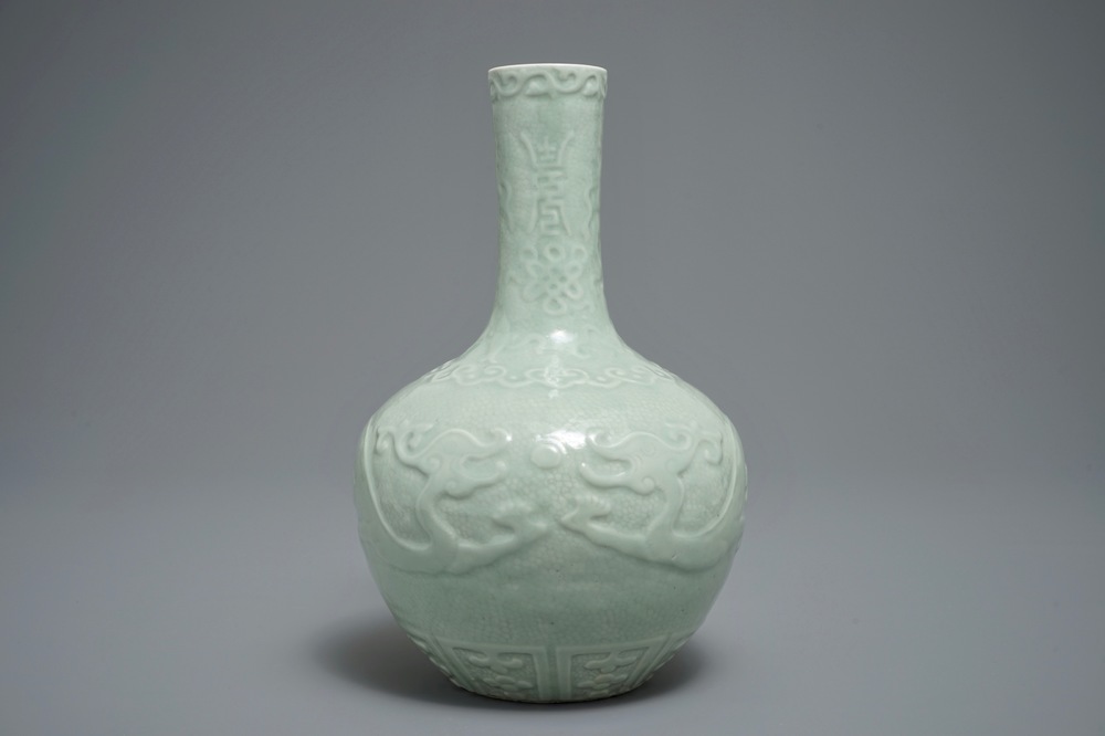 Un vase de forme bouteille en porcelaine de Chine c&eacute;ladon &agrave; d&eacute;cor en relief, marque de Qianlong, 19/20&egrave;me