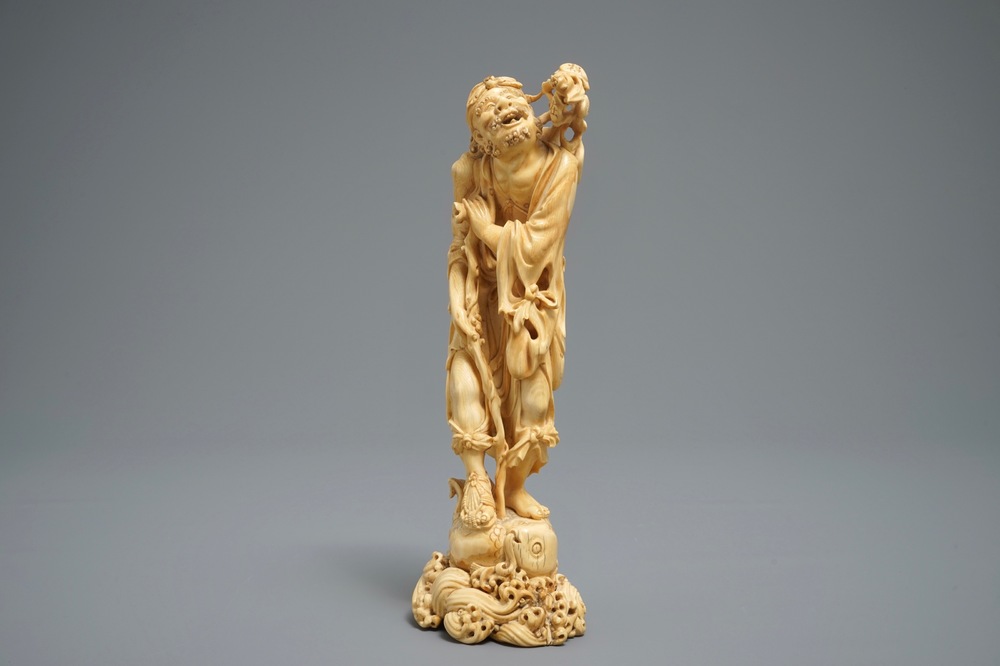 Une figure de Li Tieguai en ivoire sculpt&eacute;, Chine, 18/19&egrave;me
