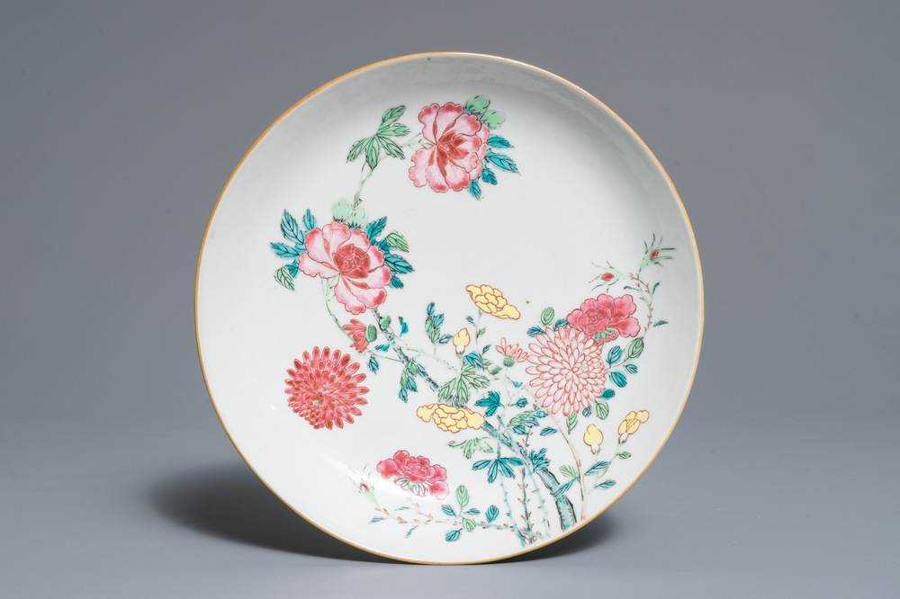 A fine Chinese famille rose plate with floral design, ex-coll. August the Strong, Yongzheng/Qianlong