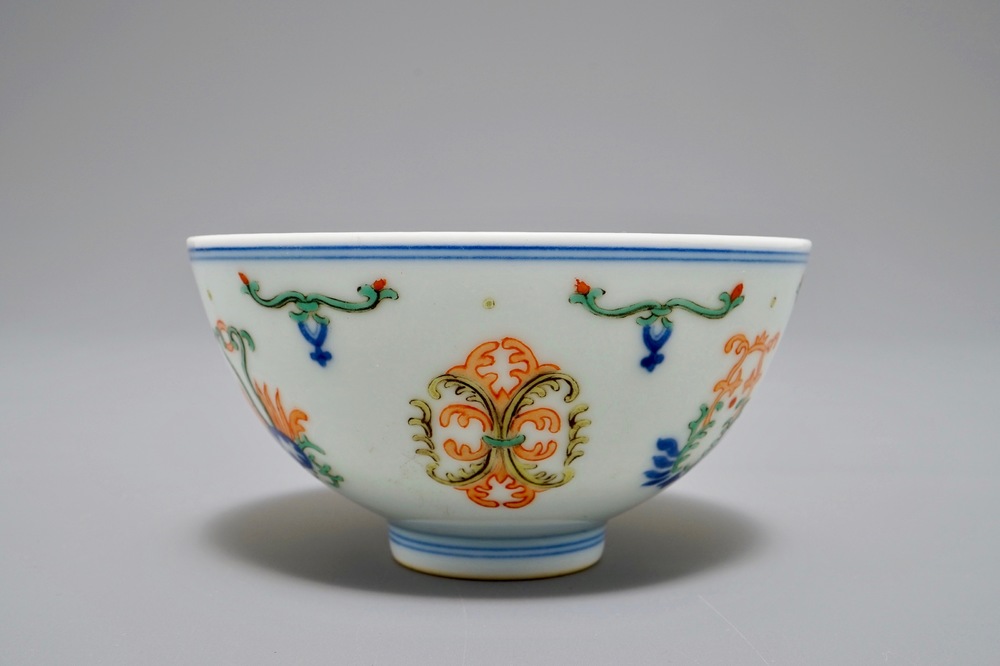 Un bol en porcelaine de Chine doucai, R&eacute;publique, 20&egrave;me