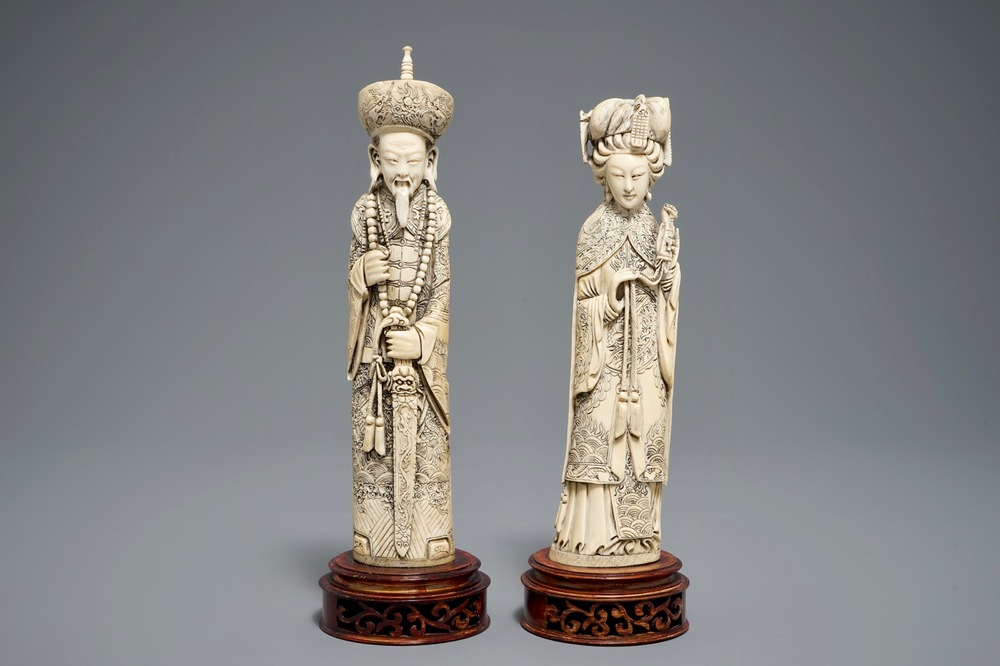 Een paar Chinese ivoren figuren van een keizer en een keizerin, 2e helft 19e eeuw