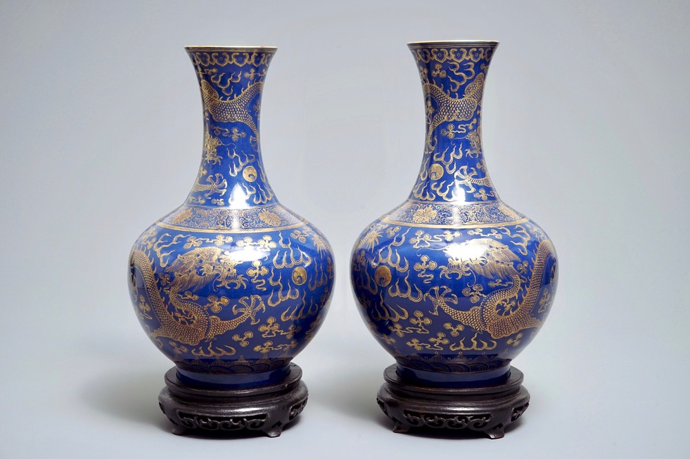 Een paar Chinese monochroom blauwe vazen met verguld drakendecor, 19e eeuw