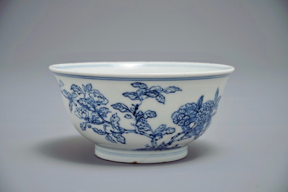 Un bol en porcelaine de Chine bleu et blanc &agrave; d&eacute;cor de fleurs et papillons, marque et &eacute;poque de Yongzheng