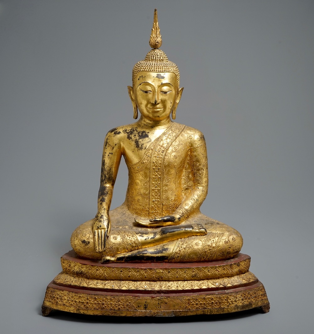mager januari Competitief Een grote Thaise verguld bronzen boeddha op lotustroon, Rattanakosin, 19e  eeuw - Rob Michiels Auctions
