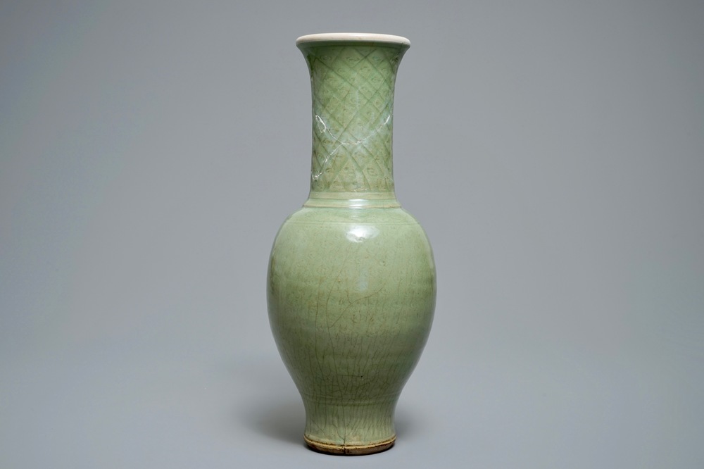 Een grote Chinese Longquan celadon vaas met onderglazuur decor, Song of Ming