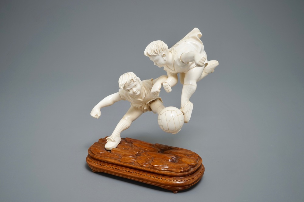 Un groupe en ivoire sculpt&eacute; figurant deux footballeurs, Chine, 1&egrave;re moiti&eacute; du 20&egrave;me