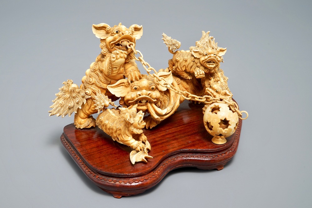 Un groupe en ivoire sculpt&eacute; figurant des lions bouddhistes, Chine, 19/20&egrave;me