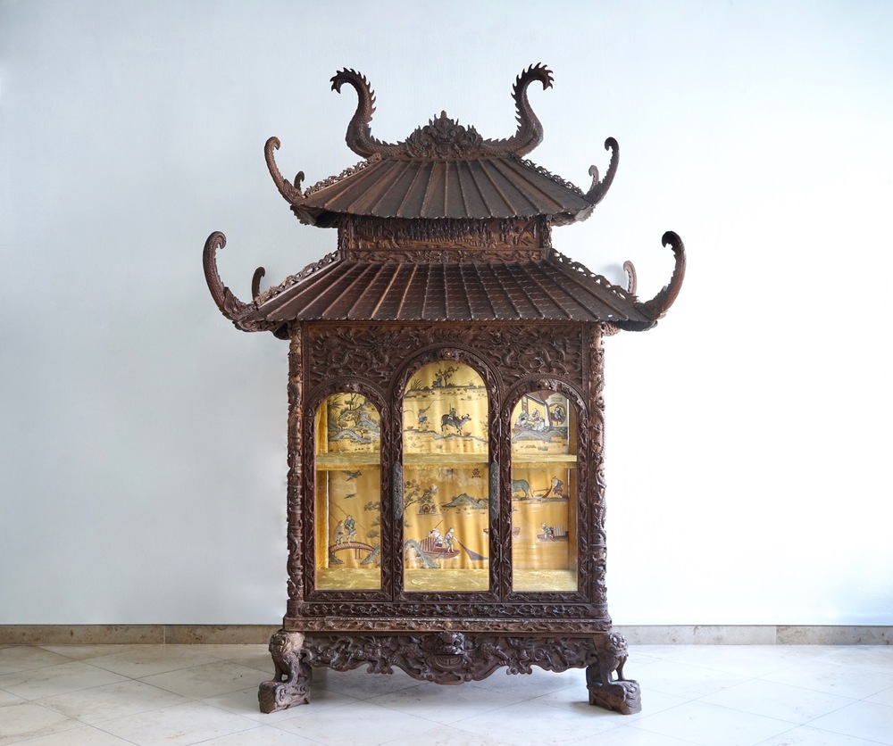 Een rijkgestoken Chinese houten vitrine in de vorm van een tempel, ca. 1900