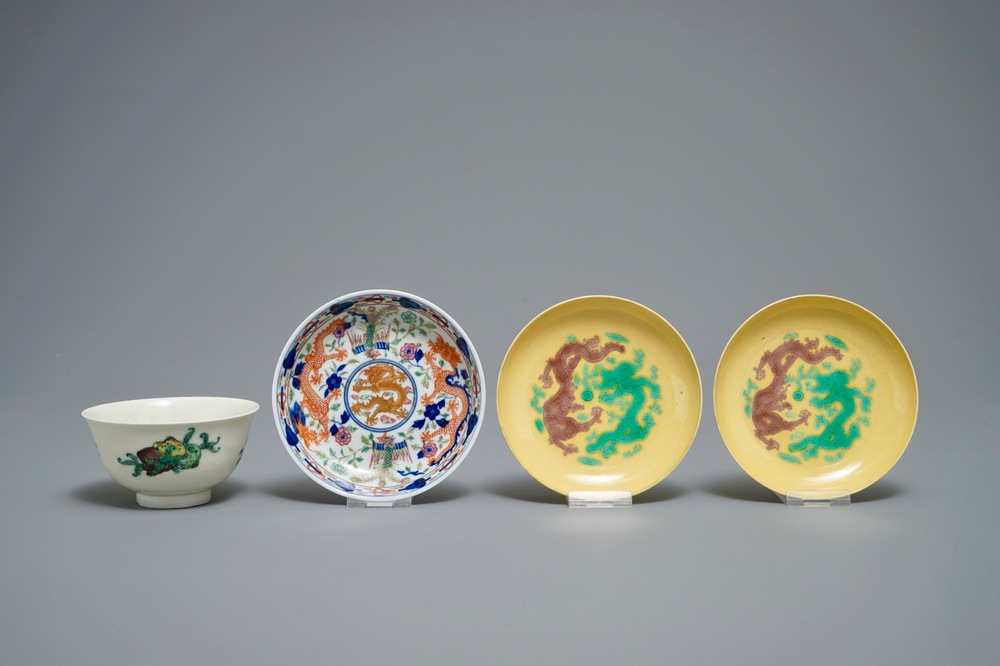 Three Chinese plates with dragons and phoenixes and an underglaze decorated bowl, Kangxi and Guangxu marks, 19/20th C.