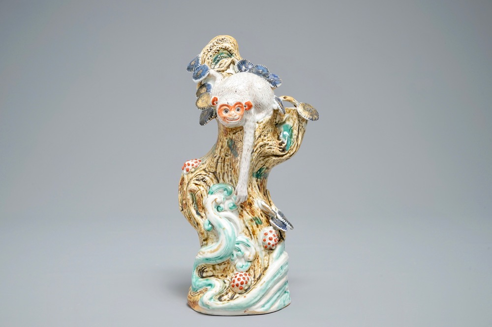 Un vase d'applique en porcelaine Arita de Japon &agrave; d&eacute;cor d'un singe, Edo, 17/18&egrave;me