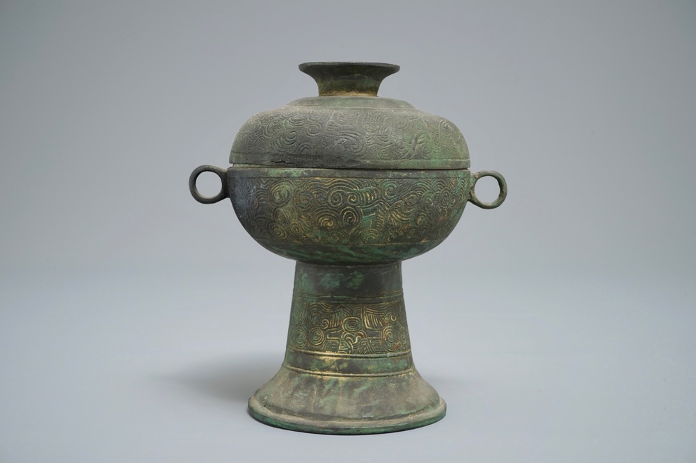 Une vasque couverte du type 'dou' en bronze, Chine, &eacute;poque des Royaumes Combattants ou apr&egrave;s