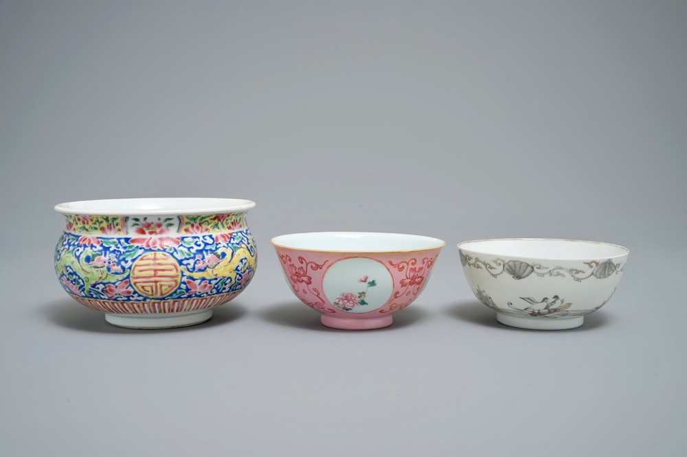 Deux bols et un br&ucirc;le-parfum en porcelaine de Chine famille rose et grisaille, Yongzheng et apr&egrave;s