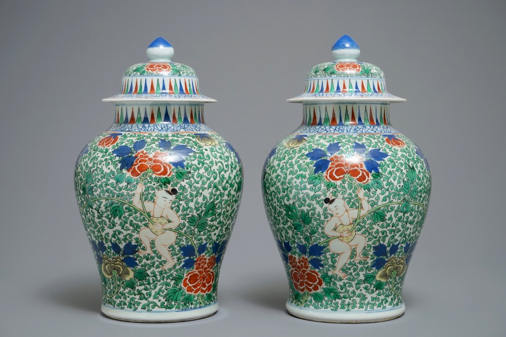 A pair of Chinese wucai vases and covers, Chenghua mark, 19/20th C.