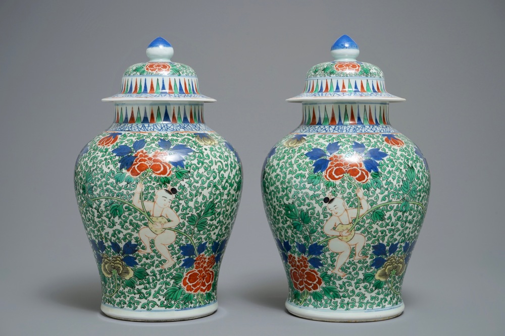 Une paire de vases couverts en porcelaine de Chine wucai, marque de Chenghua, 19/20&egrave;me