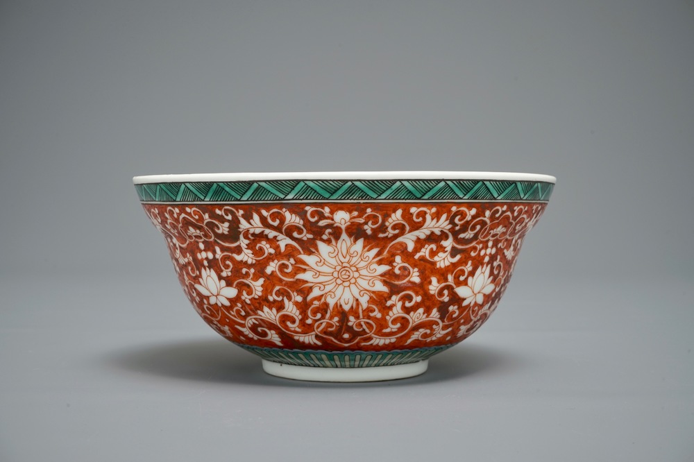 Un bol en porcelaine de Chine &agrave; d&eacute;cor de rinceaux de lotus sur fond en rouge corail, marque de Jiaqing, 19/20&egrave;me