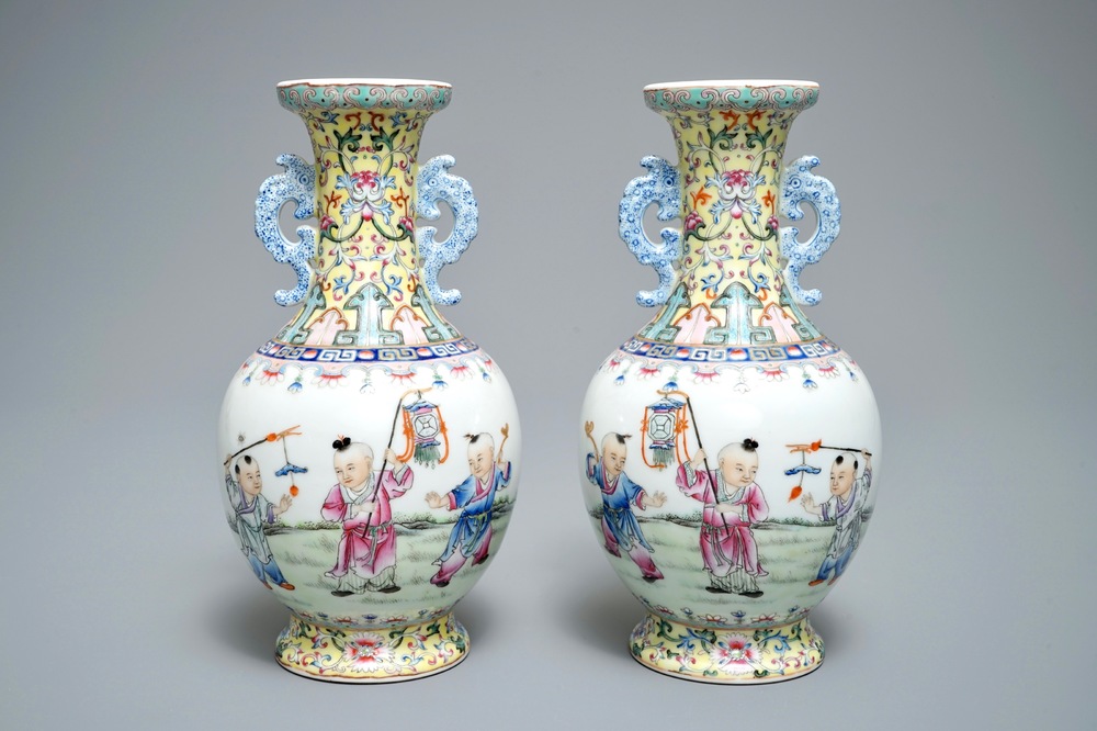 Une paire de vases en porcelaine de Chine famille rose &agrave; d&eacute;cor de gar&ccedil;ons jouants, R&eacute;publique, 20&egrave;me
