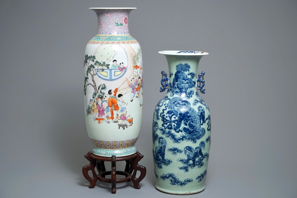 Un vase en porcelaine de Chine famille rose, R&eacute;publique, et un vase &agrave; fond c&eacute;ladon, 19&egrave;me