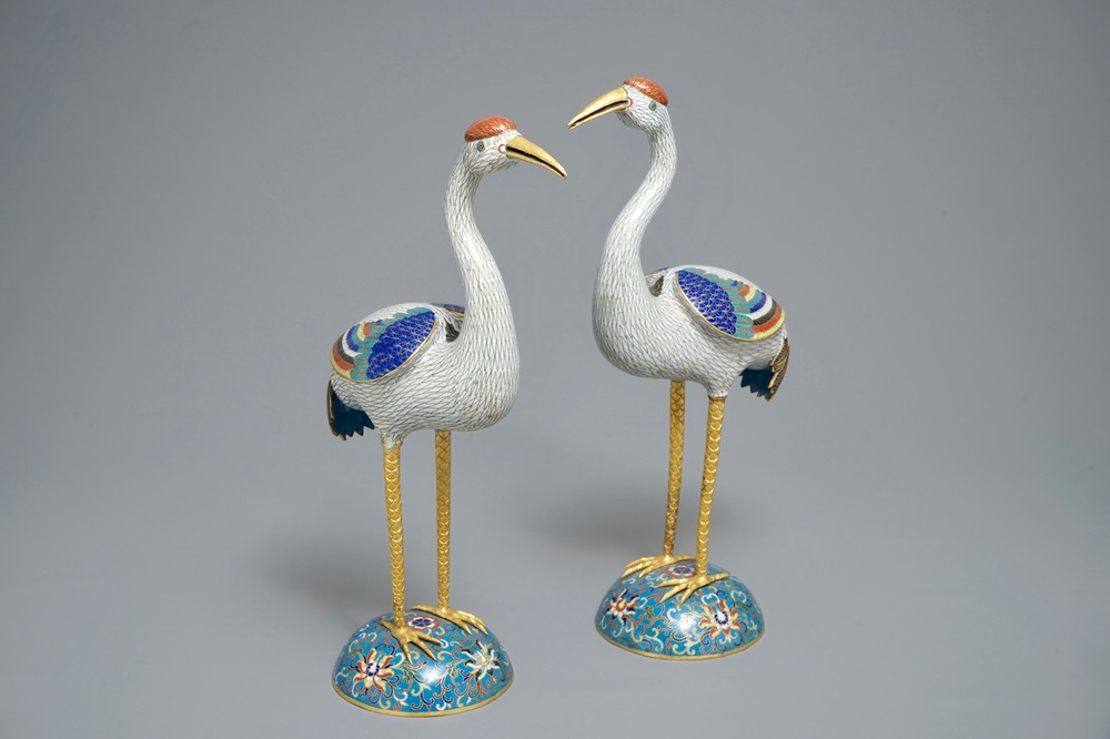 Une paire de grands mod&egrave;les de grues en bronze dor&eacute; et &eacute;maux cloisonn&eacute;s, Chine, 18/19&egrave;me