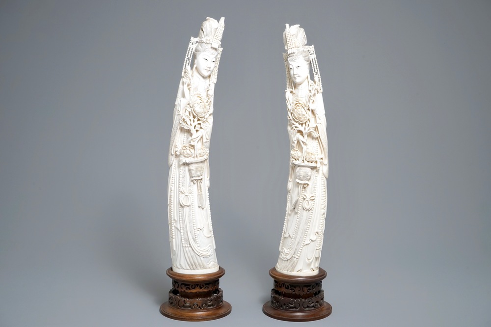 A pair of tall Chinese ivory figures of ladies with a flower basket, 19th C.