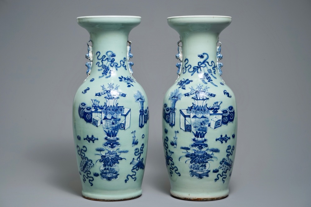 Een paar Chinese vazen met blauwwit decor van kostbaarheden op celadon fond, 19e eeuw