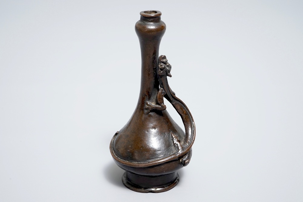 Een Chinese bronzen flesvormige vaas met een chilong, Ming/Qing, 17e eeuw