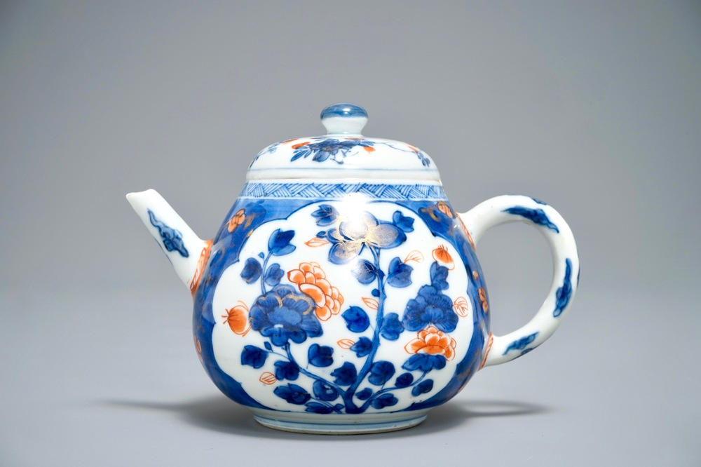 Une th&eacute;i&egrave;re de type cadogan en porcelaine de Chine de style Imari, Kangxi