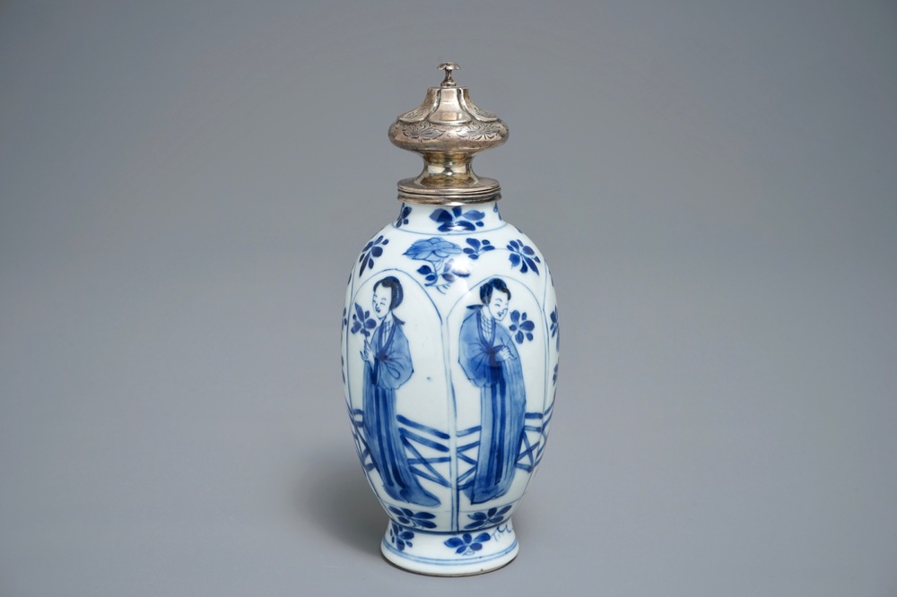 Een Chinese blauwwitte theebus met zilvermontuur, Kangxi