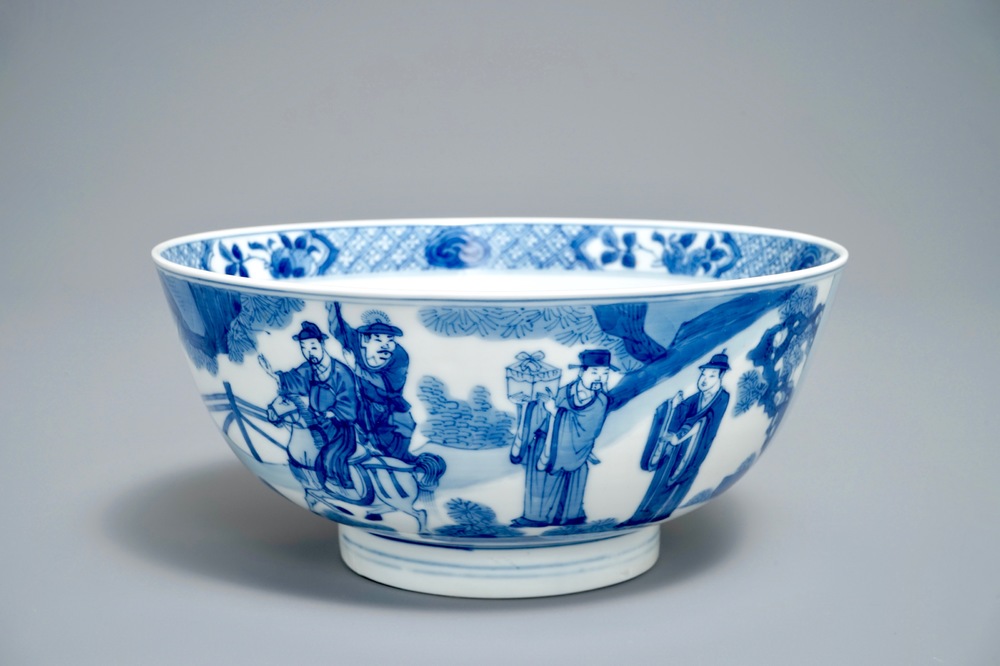A Chinese blue and white bowl with figurative design all around, Kangxi/Yongzheng