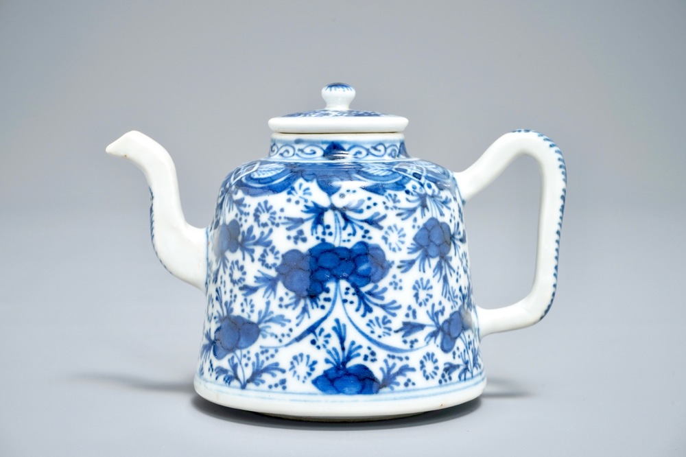 Une th&eacute;i&egrave;re en porcelaine de Chine bleu et blanc &agrave; d&eacute;cor floral, Qianlong/Jiaqing