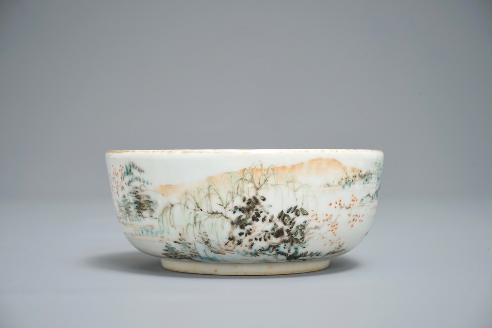 A Chinese qianjiang cai compartmented bowl, 19/20th C.