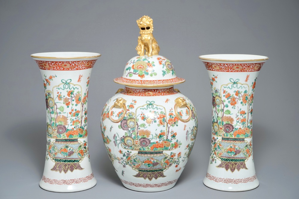 Une garniture de trois vases en porcelaine de style famille verte, Samson, Paris, 19&egrave;me