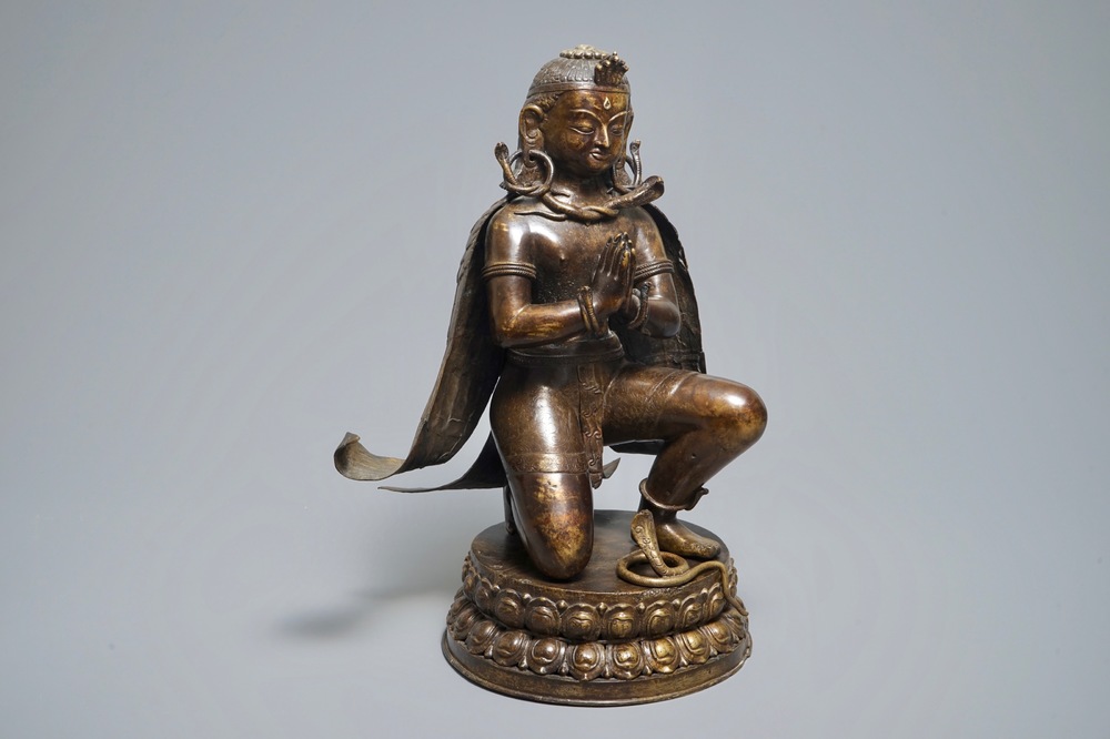 Een grote bronzen figuur van Garuda, Nepal, 19e eeuw