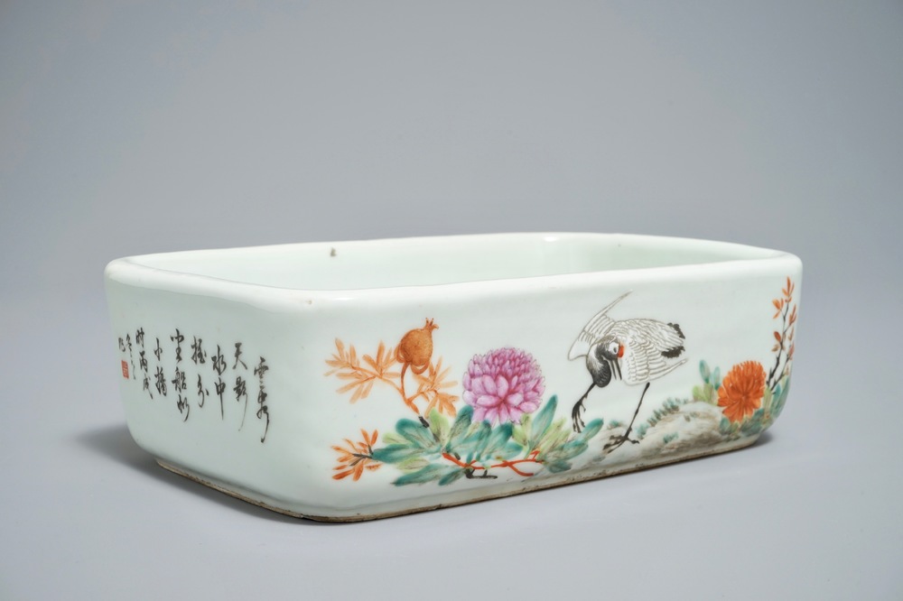 Une jardini&egrave;re de forme rectangulaire en porcelaine de Chine qianjiang cai, 19/20&egrave;me