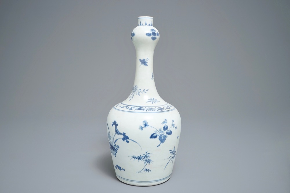 Een Chinese blauwwitte flesvormige vaas met floraal decor, Hatcher cargo, Transitie periode