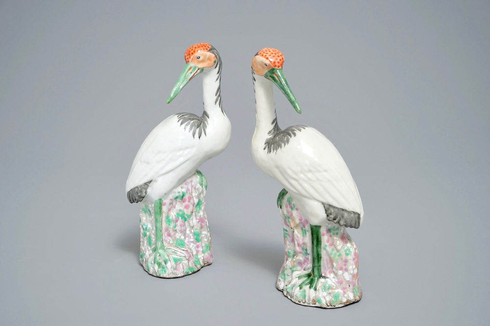 Une paire de mod&egrave;les de grues en porcelaine de Chine famille rose, Qianlong
