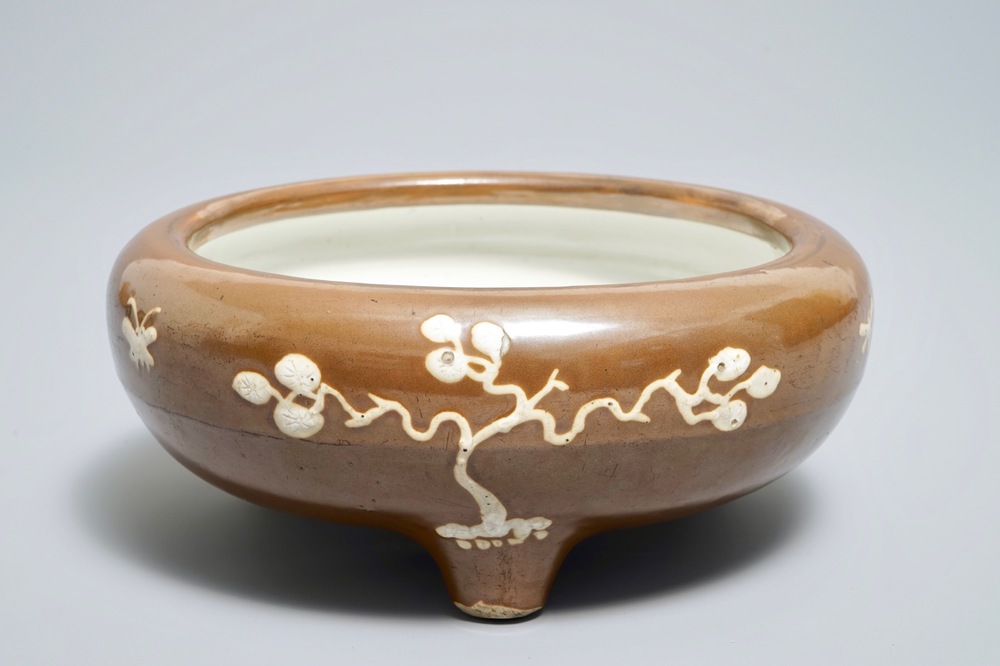 Un br&ucirc;le-parfum tripod &agrave; fond brun monochrome en porcelaine de Chine, marque de Chenghua, Ming