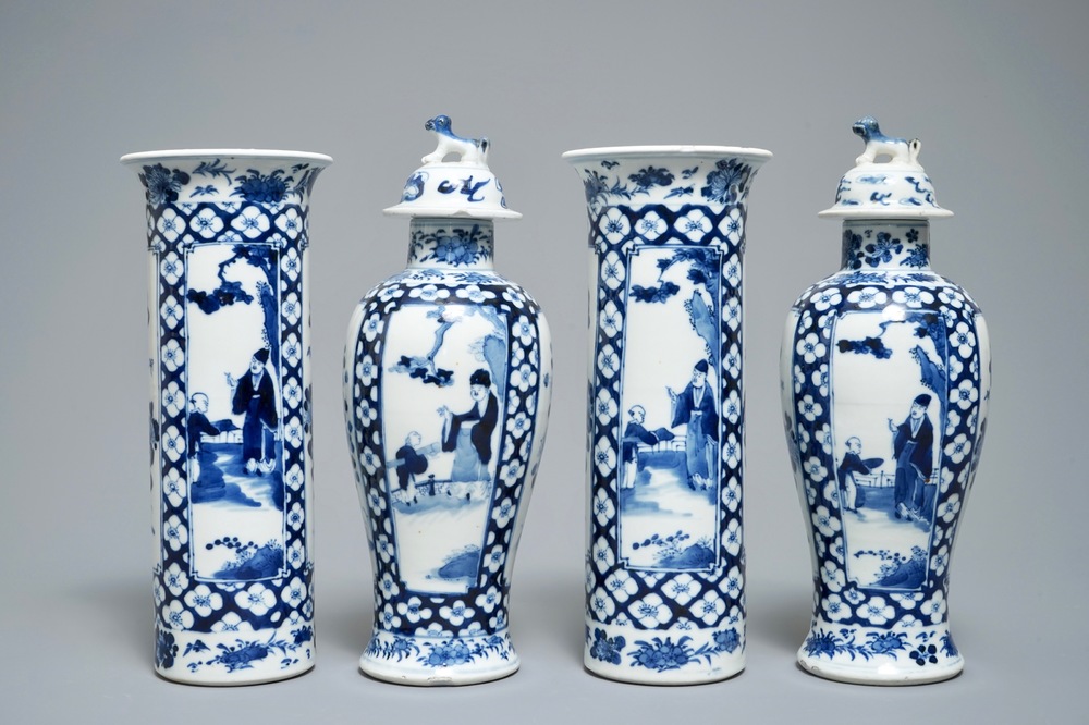 Une garniture de quatre vases en porcelaine de Chine bleu et blanc, marque de Kangxi, 19&egrave;me