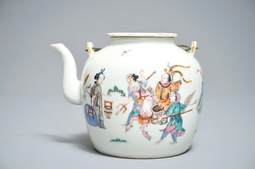 Une th&eacute;i&egrave;re en porcelaine de Chine famille rose, marque de Qianlong, 19&egrave;me